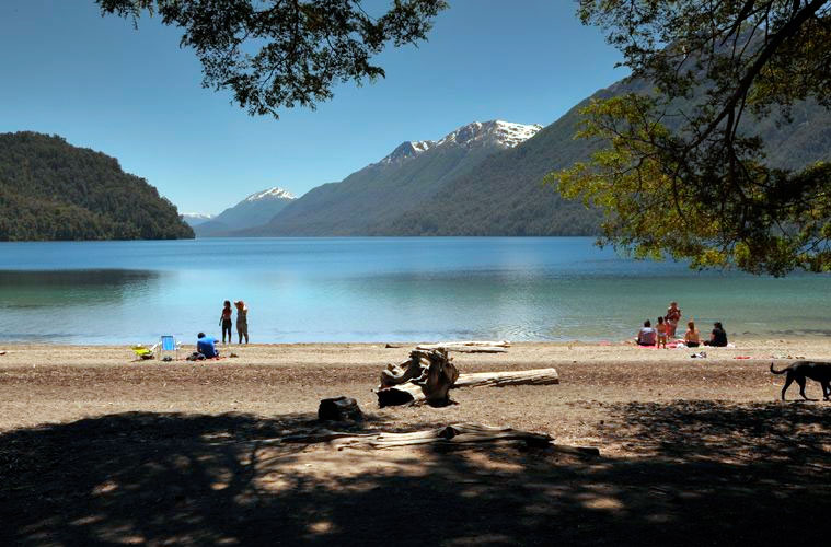 Ruta de los Siete Lagos: un paisaje de aguas celestes